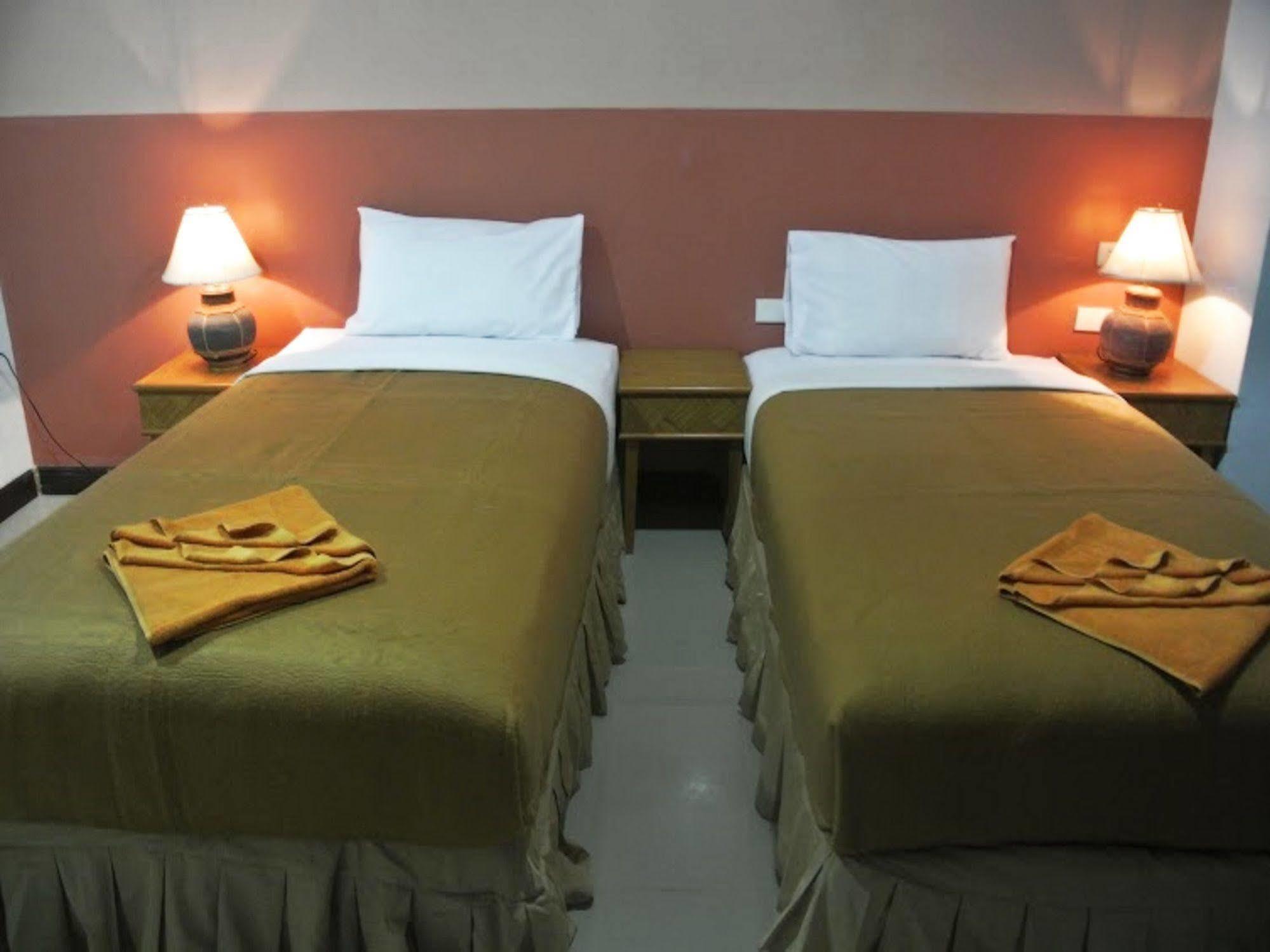 Silla Patong Hostel Exterior foto
